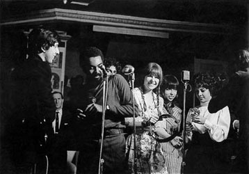 grupo durante el estreno de Tropic�lia